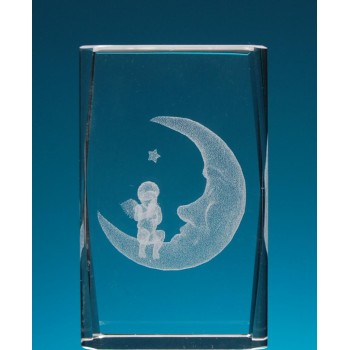 Безцветен стъклен куб с триизмерно гравирана луна с ангелче
