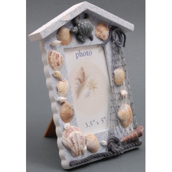 Декоративна дървена рамка за снимки във формата на къщичка, декорирана с миди, рапани и декоративна фигурка