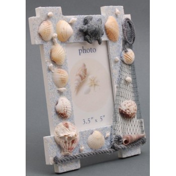 Декоративна дървена рамка за снимка декорирана с миди, рапани и декоративна фигурка