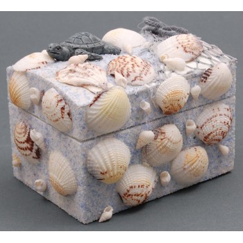 Красива сувенирна кутийка за бижута, изцяло декорирана с миди, рапанчета и декоративна фигурка