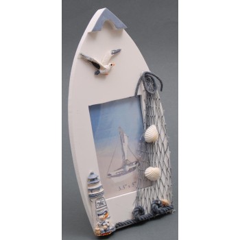 Декоративна дървена рамка за снимки във формата на лодка, декорирана с миди, рапани и декоративна фигурка