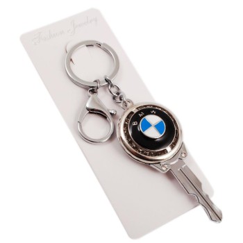 Ключодържател, изработен от метал с емблема на BMW, декориран с бели камъни