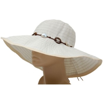Красива дамска плетена шапка с периферия - бяла