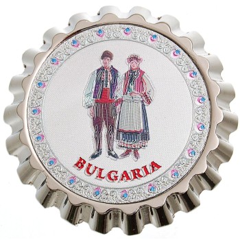 Сувенирна метална отварачка с магнит - капачка - мъж и жена в носии