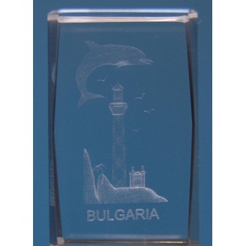 Безцветен стъклен куб с триизмерно гравирани три делфина и надпис България