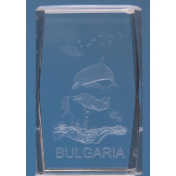 Безцветен стъклен куб с триизмерно гравирани три делфина, малки рибки и надпис България
