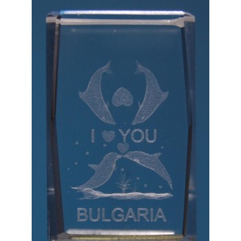 Безцветен стъклен куб с триизмерно гравирани четири делфина с две сърца и надпис България