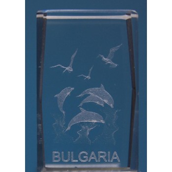 Безцветен стъклен куб с триизмерно гравирани четири делфина, три чайки и надпис България