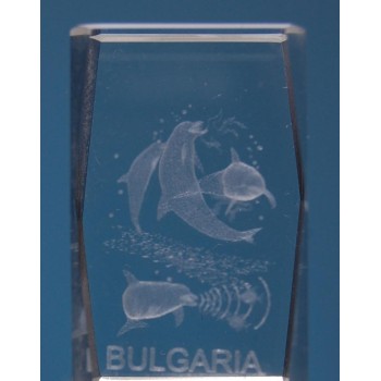 Безцветен стъклен куб с триизмерно гравирани четири делфина и надпис България
