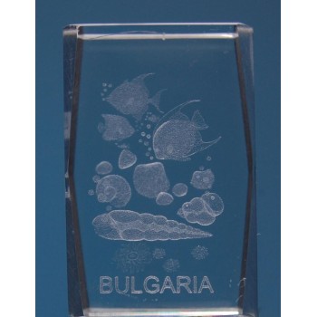 Безцветен стъклен куб с триизмерно гравирано морско дъно и надпис България