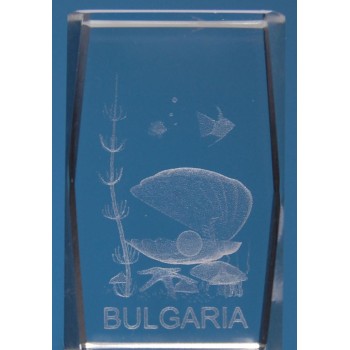 Безцветен стъклен куб с триизмерно гравирана мида с перла и надпис България