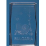 Безцветен стъклен куб с триизмерно гравирани - рапан, две рибки и надпис България