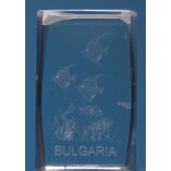 Безцветен стъклен куб с триизмерно гравирани - рибки и надпис България