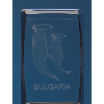 Безцветен стъклен куб с триизмерно гравирани - два делфина с обрачи и надпис България