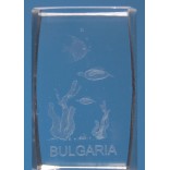 Безцветен стъклен куб с триизмерно гравирани - три рибки, водорасли и надпис България