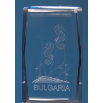 Безцветен стъклен куб с триизмерно гравирани - две морски кончета и надпис България