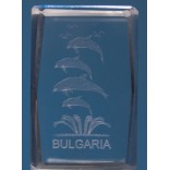Безцветен стъклен куб с триизмерно гравирани - четири делфина и надпис България