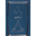 Безцветен стъклен куб с триизмерно гравирани - делфини и надпис България