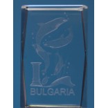 Безцветен стъклен куб с триизмерно гравирани - четири делфина, каменна колона, амфора и надпис България