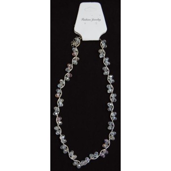 Елегантно коие от метална нишка с поставени зиг-заг декоративни камъни с металан закопчалка - бяло