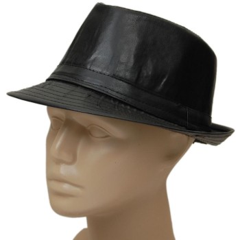 Красива шапка с периферия извита нагоре, изработена от изкуствена кожа