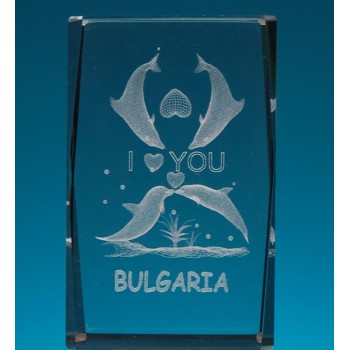 Безцветен стъклен куб с триизмерно гравирани четири делфина и надпис I LOVE YOU