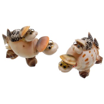 Декоративна фигурка - две костенурки една върху друга - изцяло направена от миди и рапанчета