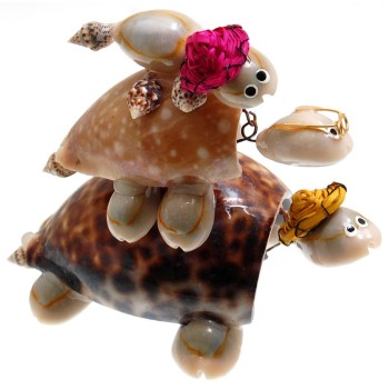 Декоративна фигурка - три костенурки една върху друга - изцяло направена от миди и рапанчета