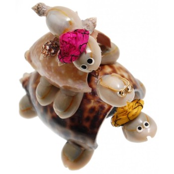 Декоративна фигурка - три костенурки една върху друга - изцяло направена от миди и рапанчета