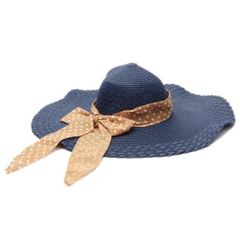 Красива плетена шапка с голяма периферия, декорирана с панделка 