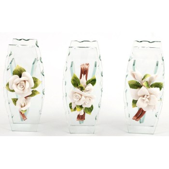 Красива стъклена ваза, приятно декорирана с порцеланови цветя