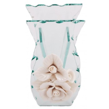 Красива стъклена ваза, приятно декорирана с порцеланово цвете