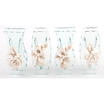 Красива стъклена ваза, приятно декорирана с порцеланово цвете