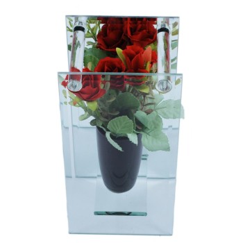 Красива стъклена ваза с изкуствени цветя
