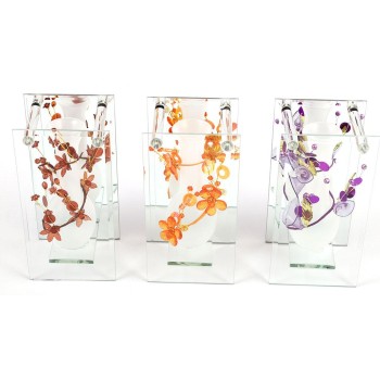 Красива стъклена ваза, приятно декорирана с цветя