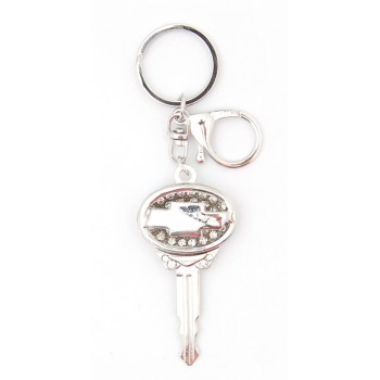 Ключодържател във формата на ключ с емблема на Chevrolet, декориран с бели камъни