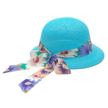 Красива шапка с голяма периферия с цветна панделка 
