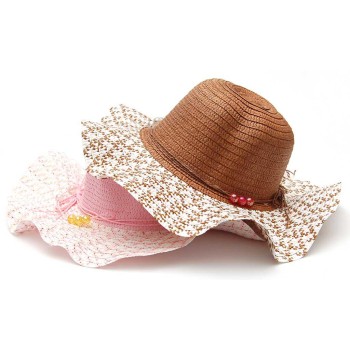 Красива шапка с голяма периферия, декорирана с панделка 