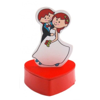 Декоративна кутийка във формата на сърце и фигурка на младоженци