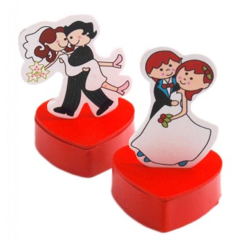 Декоративна кутийка във формата на сърце и фигурка на младоженци
