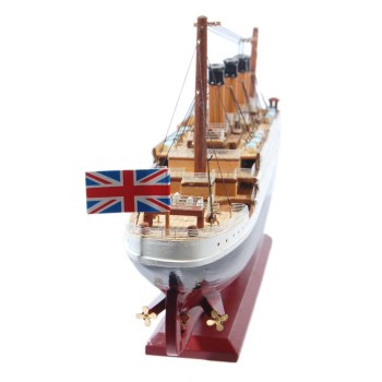 Сувенирен кораб - макет на Титаник, изработен прецизно в детайли