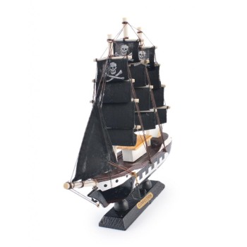 Сувенирен ветроходен пиратски кораб - макет, изработен прецизно в детайли