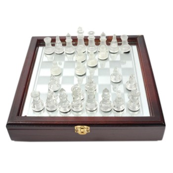 Стъклен шах в красива дървена кутия