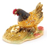 Декоративна метална кутийка за бижута във формата на кокошка с яйца - фаберже
