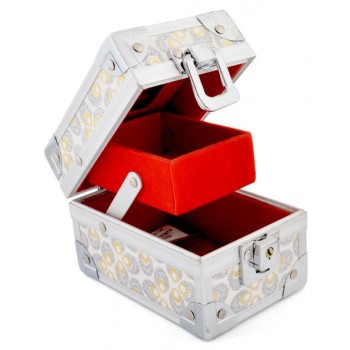 Стилна кутия за бижута, декорирана със златист и сребрист брокат