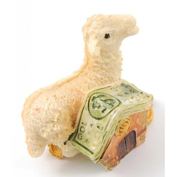 Сувенирна фигурка във формата на овца върху монети и къща