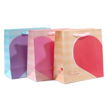 Цветна подаръчна торбичка, изработена от картон