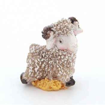 Сувенирна фигурка във формата на овца върху монети