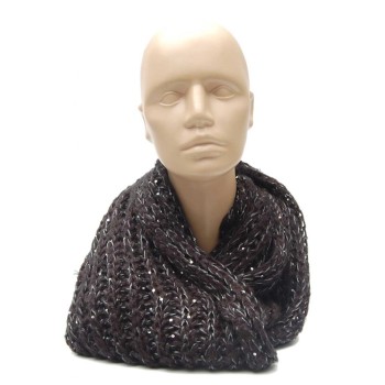 Плетен дамски шал тип бурка с пайети, подходящ за студените зимни дни
