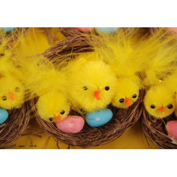 Декоративни фигурки - три великденски пиленца в гнездо с две яйца - 4 см